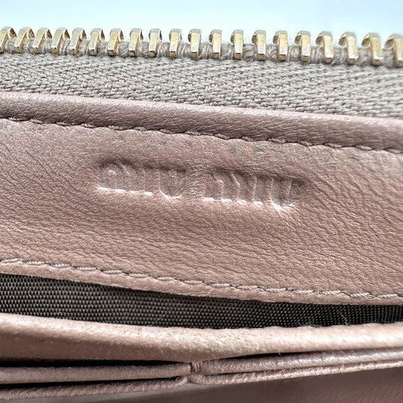 Miu Miu Portafoglio Lampo Matelasse Zip Wallet in Cammeo Beige.